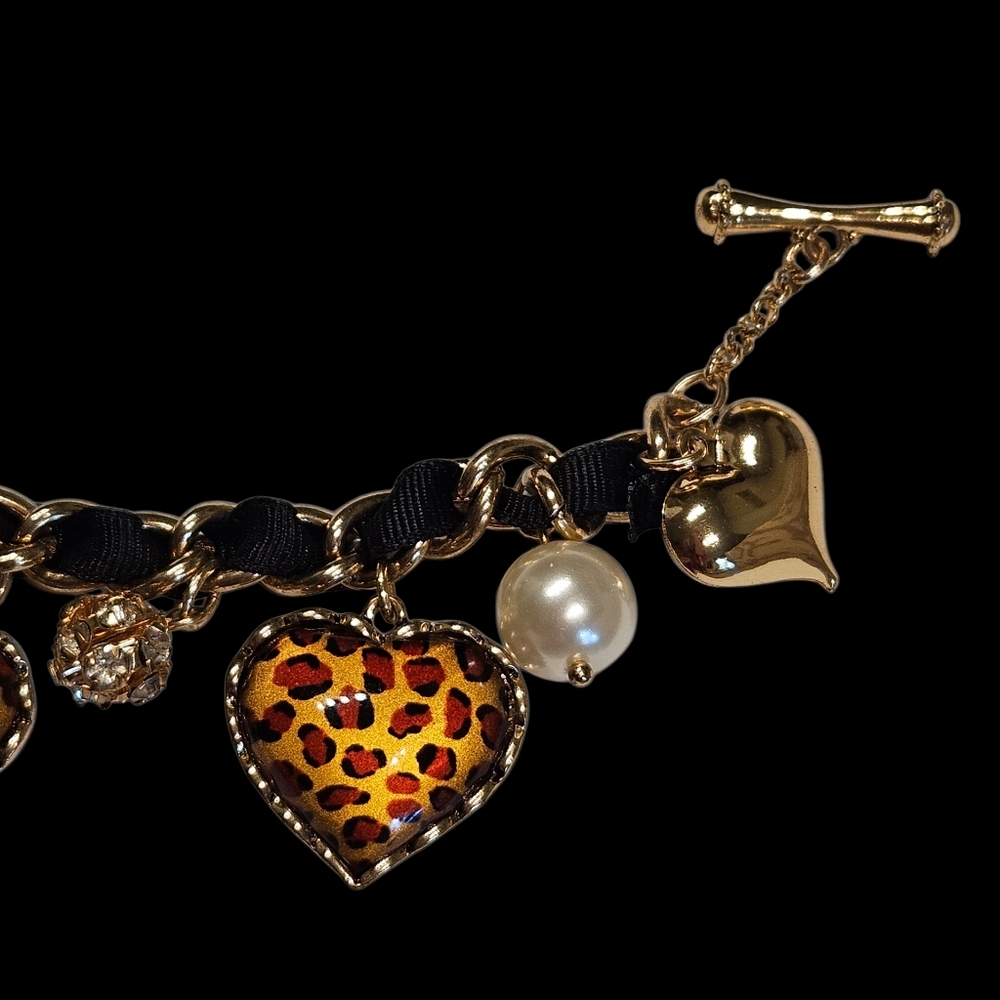 💛🐆Betsey Johnson Cheetah Big Cat Print Puffy Hearts Charm Toggle Bracelet NWOT - Picture 4 of 11